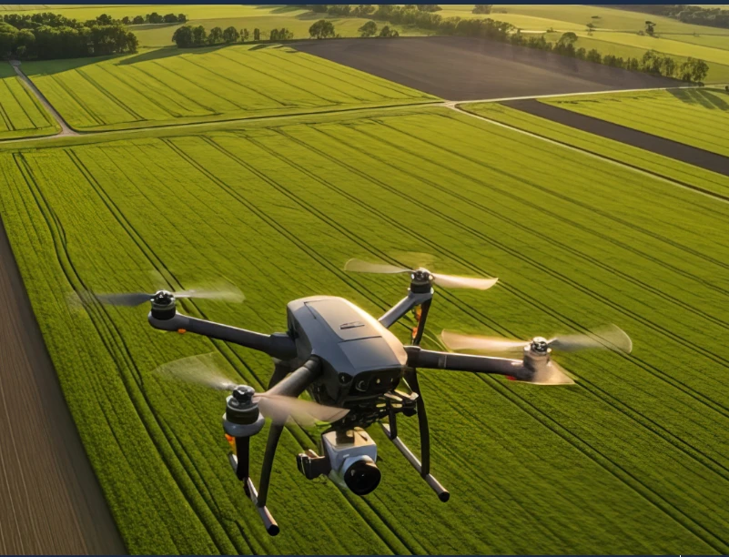 Dron de topografía sobrevolando campos de cultivo para captura de datos